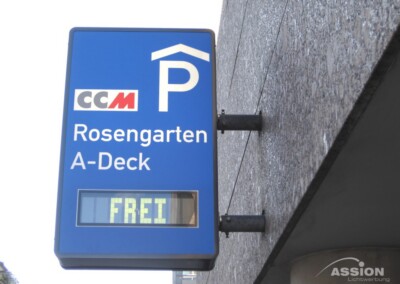 Blaues Parkschild für das Rosengarten A-Deck mit digitaler Anzeige "FREI", die freie Parkplätze anzeigt.