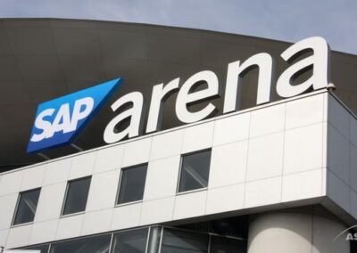 Die Außenansicht der SAP-Arena mit der Gebäudefassade und dem großen "SAP Arena"-Schild.