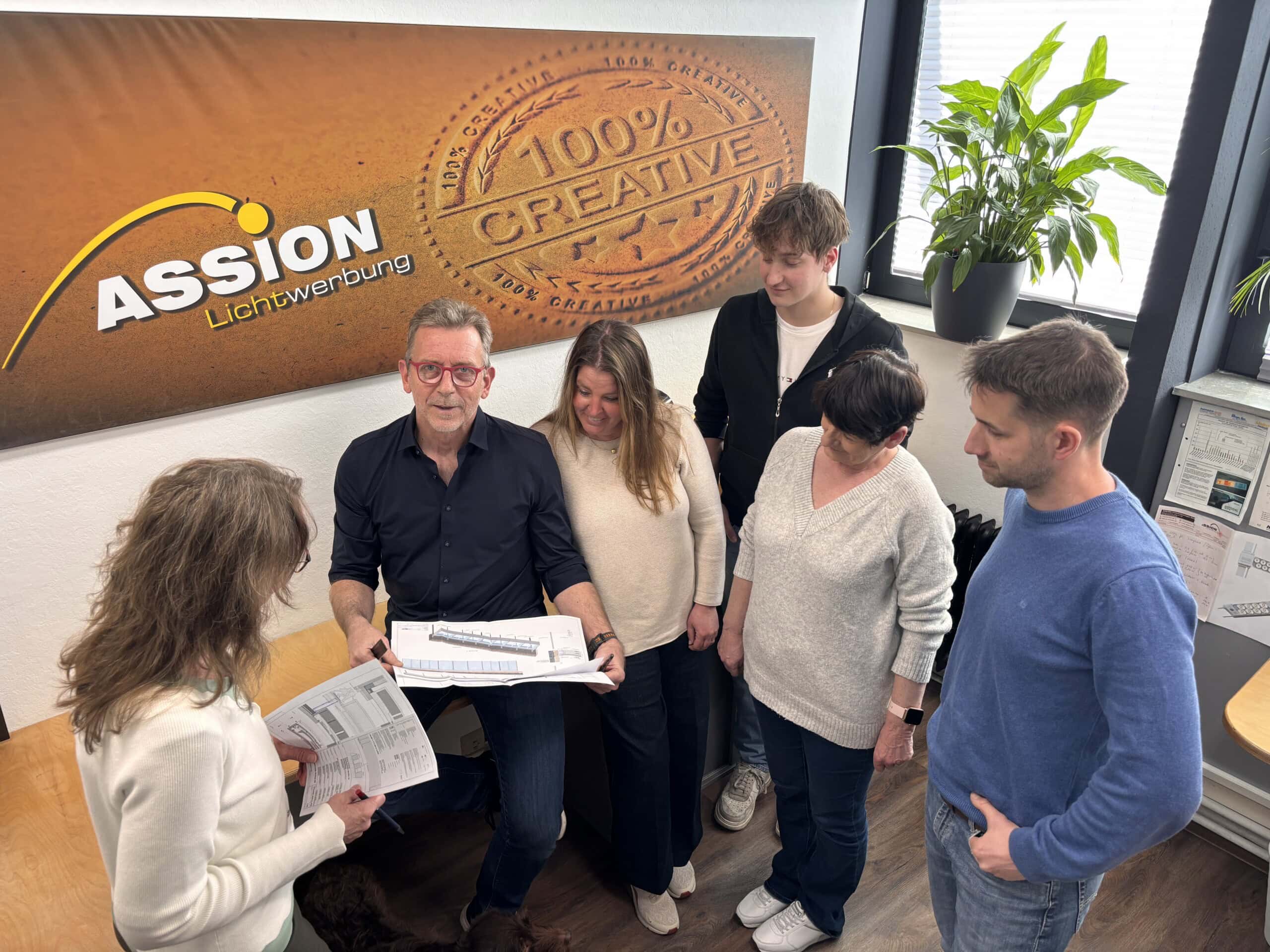 Hauptseite - Projektleiter two people shaking hands