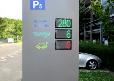 Das Parkplatzschild am SAP-Parkplatz P5 zeigt 280 verfügbare Parkplätze, 6 Plätze für Fahrgemeinschaften und 0 Plätze zum Aufladen von Elektrofahrzeugen an.
