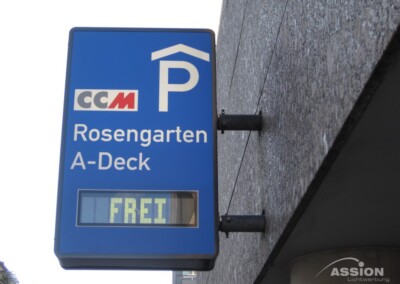 Blaues Parkschild "Rosengarten A-Deck" mit elektronischer Anzeige "FREI", die auf freie Parkplätze hinweist.