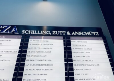 Verzeichnis der Ärzte und Mitarbeiter unter der Überschrift "Schilling, Zutt & Anschütz" in einer modernen Büroumgebung.