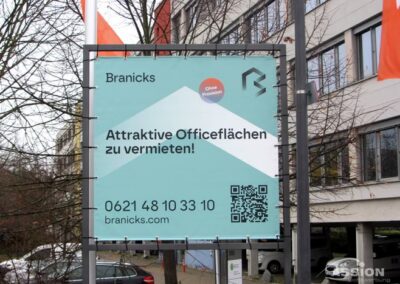 Außenschild mit Werbung für Büroflächen, die von Branicks vermietet werden, mit Kontaktinformationen, Website, QR-Code und dem deutschen Text "Attraktive Büroflächen zu vermieten!.